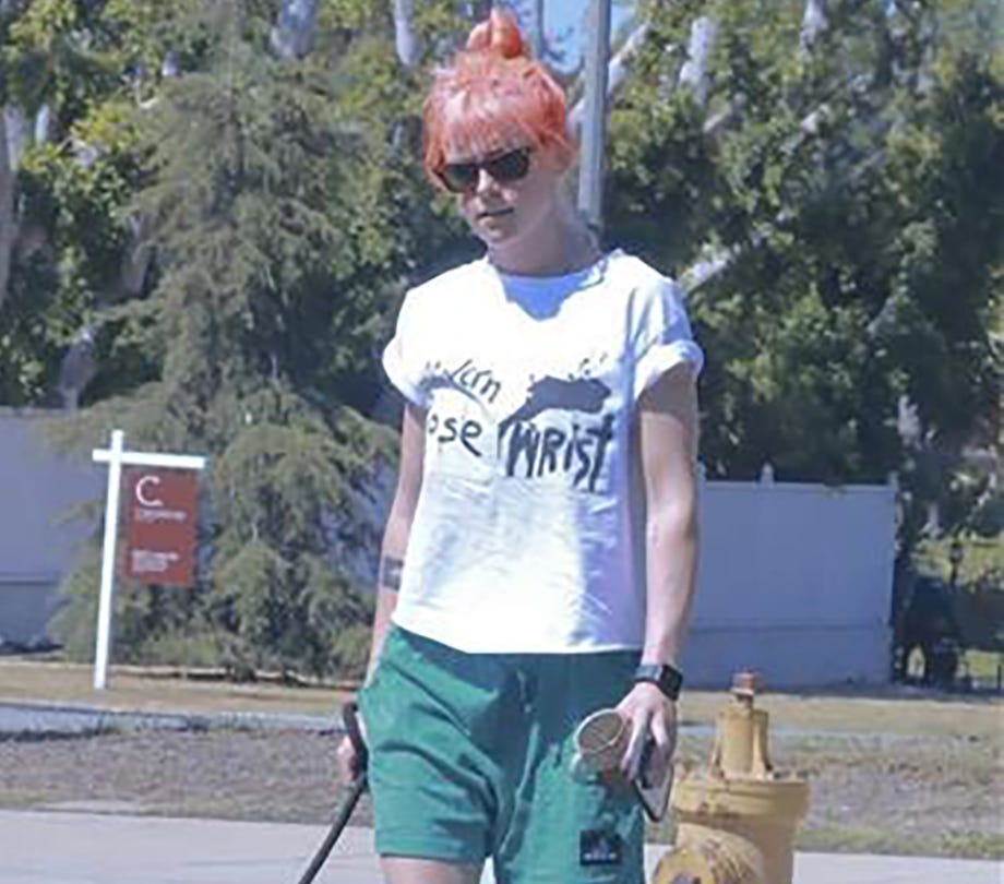 Kristen Stewart Kenakan Celana Basket dan Pamerkan Rambut Merah Muda Permen Karet