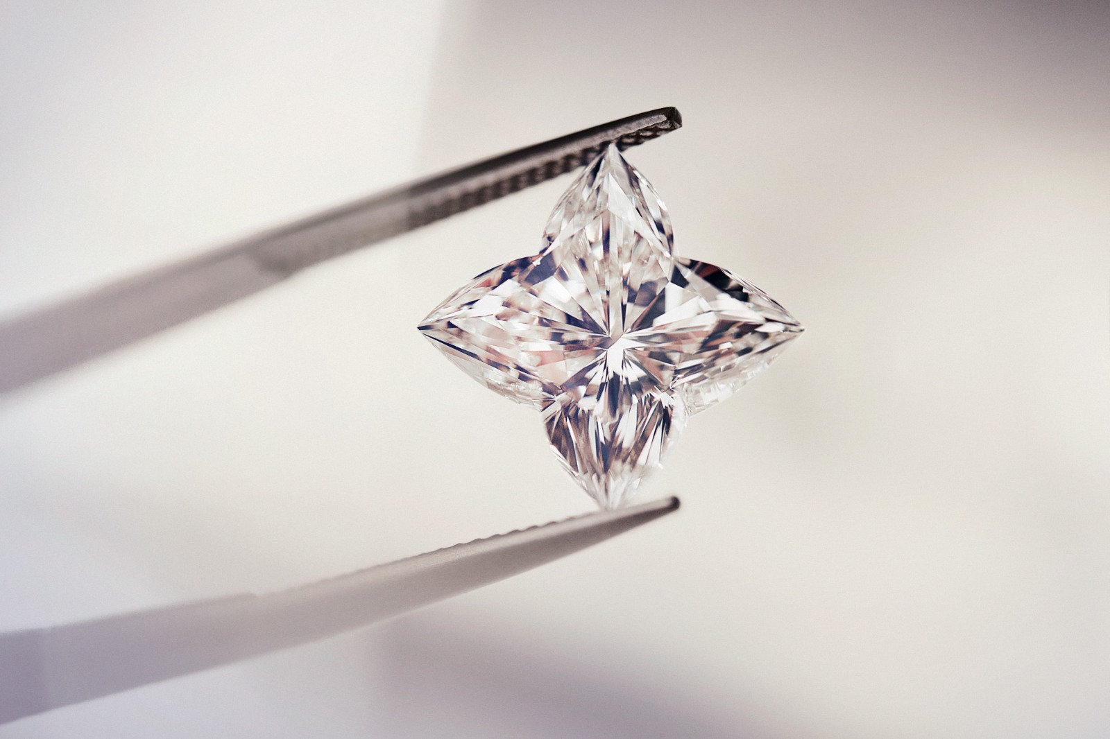 Rayakan Setiap Momen dengan Kilau Abadi LV Diamonds dari Louis Vuitton