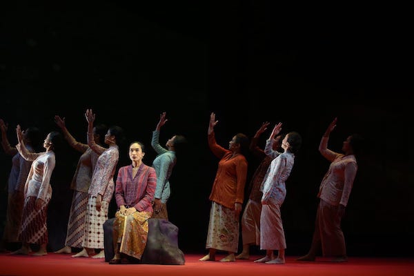 Monolog Persembahan Happy Salma Sebagai Inggit Garnasih Dalam Teater Musikal Tegak Setelah Ombak
