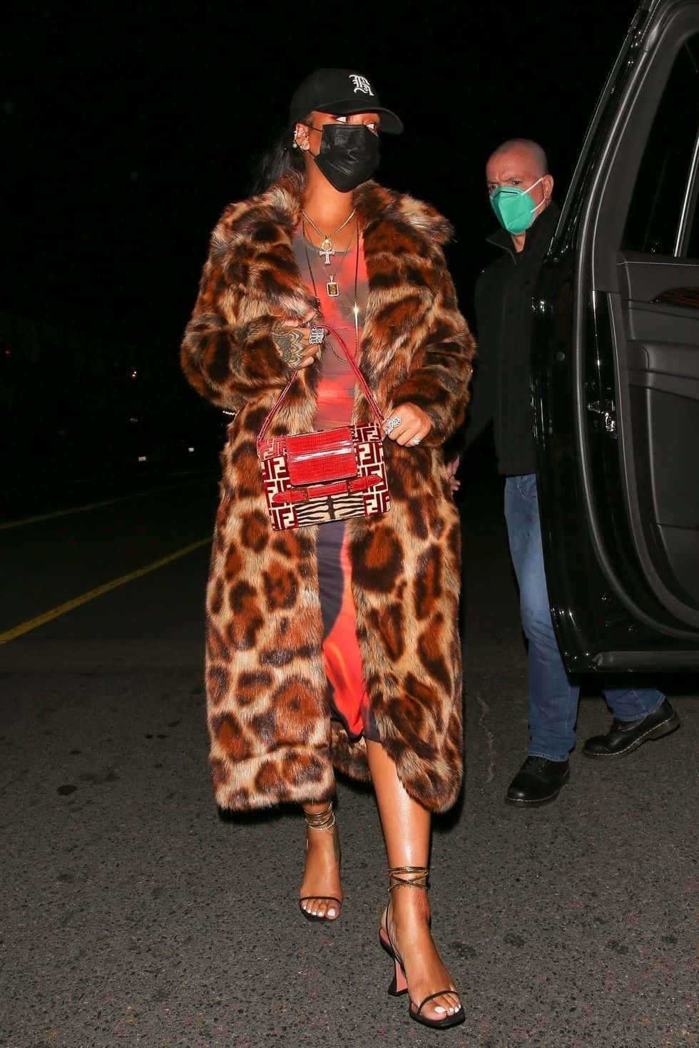 Rihanna Mengenakan Mantel dengan Motif Leopard, Gaun Berbahan Tipis, dan Topi Baseball di Santa Monica