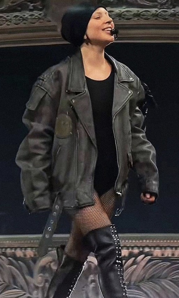 Lady Gaga Kenakan Jaket Born This Way yang Ikonis di Konser Mayhem Ball