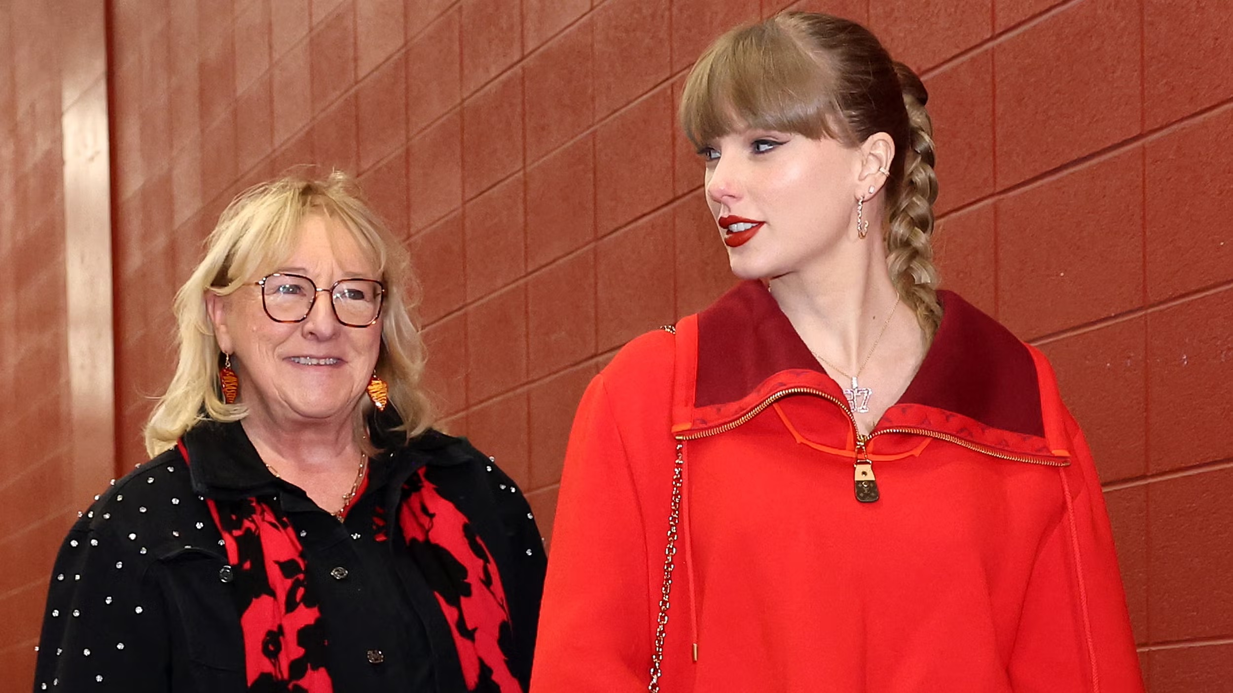 Apakah Ini Pertanda Bahwa Ibu Travis Kelce Merestui Hubungan Putranya dengan Taylor Swift? 