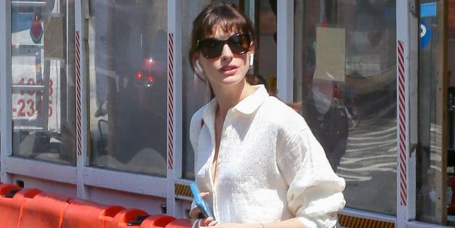 Anne Hathaway Memadukan Atasan Oversized dengan Celana Pendek Berwarna Krem