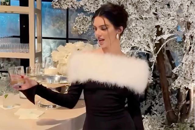 Kendall Jenner Tampil Glamor di Pesta Natal Kardashian-Jenner