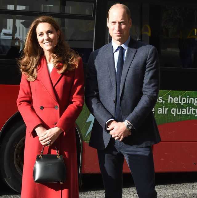 Kate Middleton Kenakan Jubah Merah Rancangan Alexander McQueen di Stasiun Waterloo