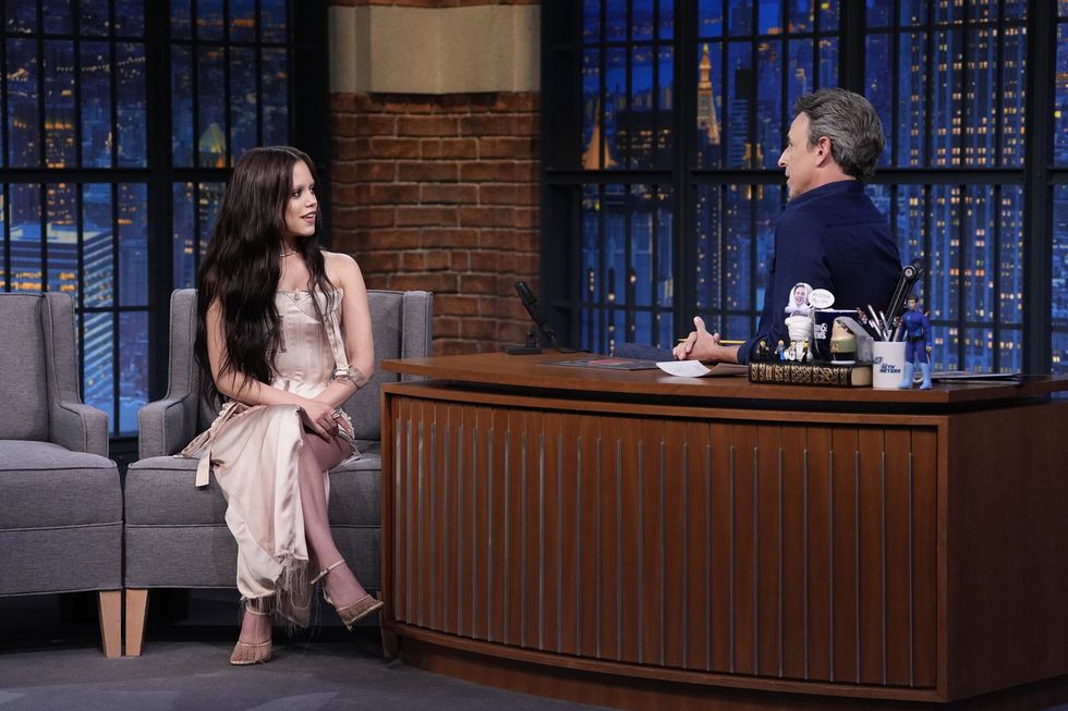 Jenna Ortega pada acara talkshow Late Night with Seth Meyers.