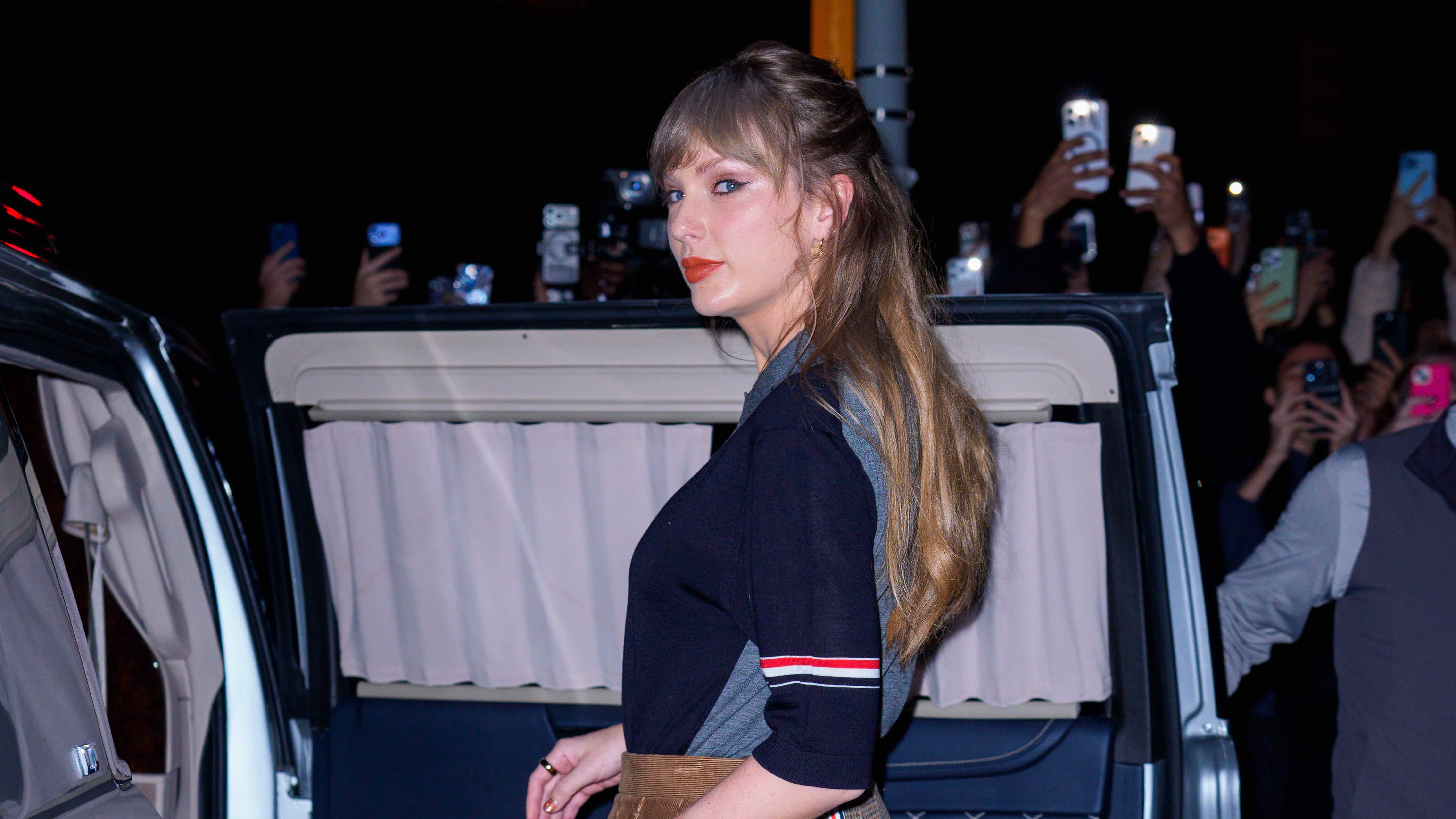 Taylor Swift dan Sabrina Carpenter Tampilkan Gaya Preppy saat Nikmati Makan Malam Bersama