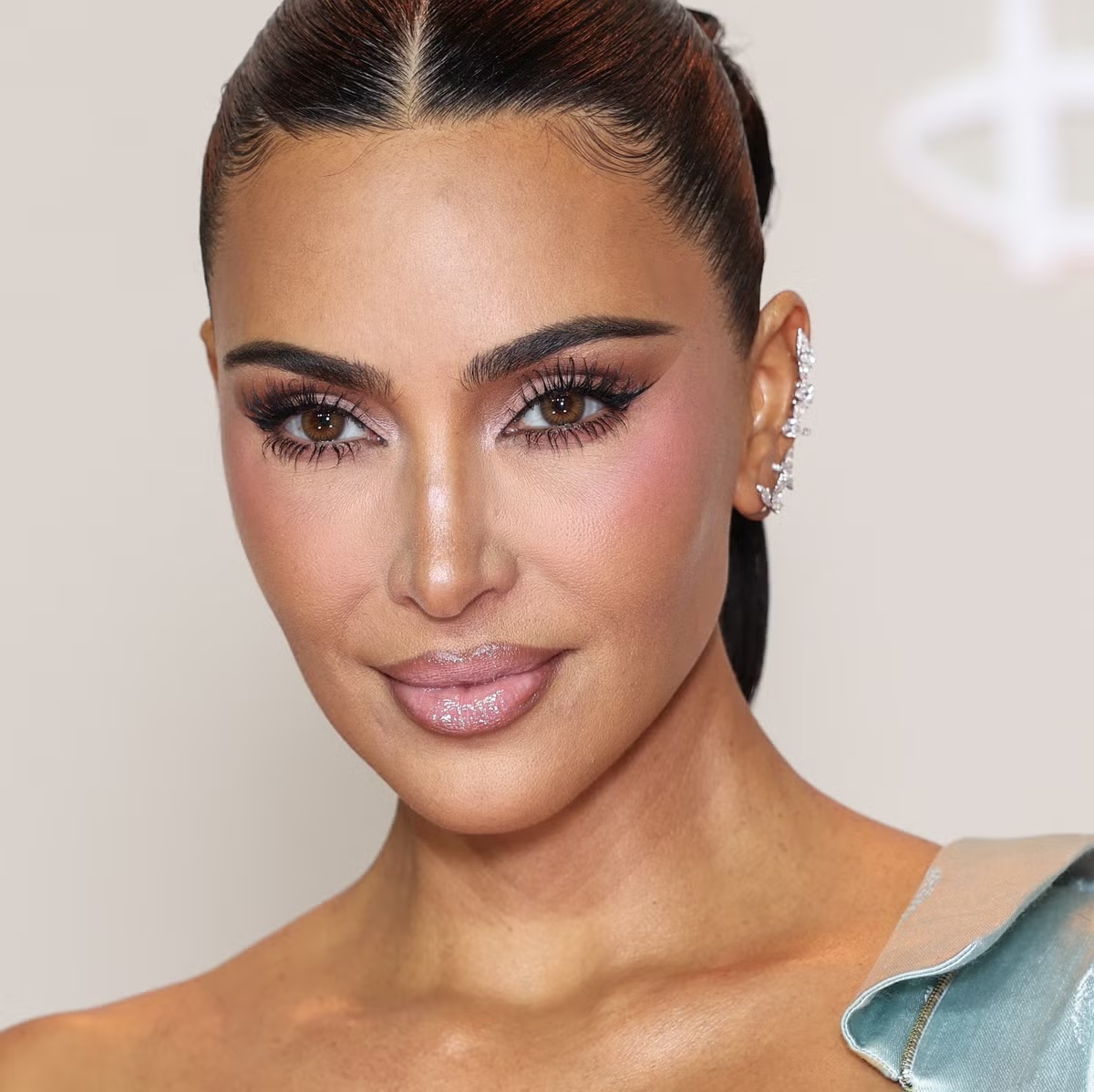 Kim Kardashian Berenang penuh Romansa Mengenakan Busana McQueen Arsip Bertema Kapal Karam