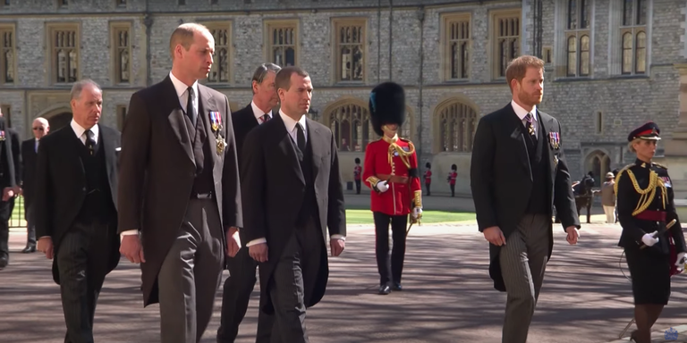 Mengapa Pangeran William & Harry Tak Berjalan Berdampingan di Acara Pemakaman Pangeran Philip?