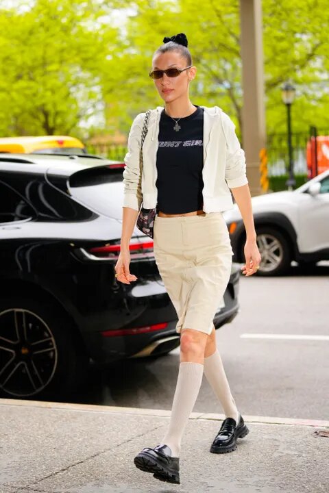 Dibalut Jaket Balap Berwarna Kuning, Bella Hadid Terlihat Seperti Bagian Dari Film Transformers