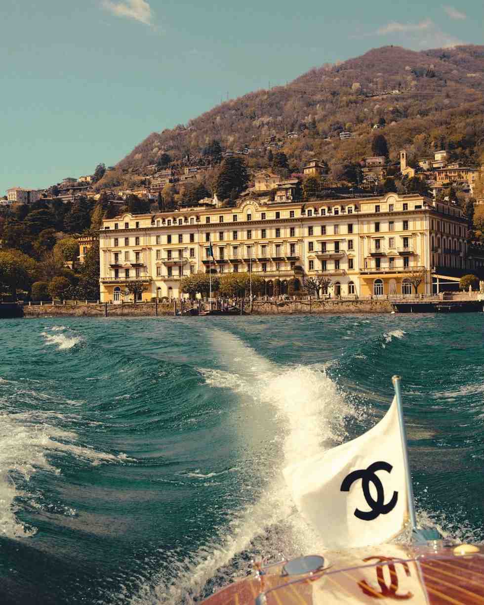 Chanel Cruise 2025/2026 Hadirkan Fantasi Elegan di Tepian Danau Como