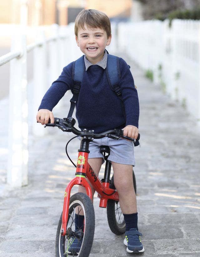 Pangeran Louis tampak tersenyum lebar ketika mengendarai sepedanya menuju ke sekolah penitipan anak.