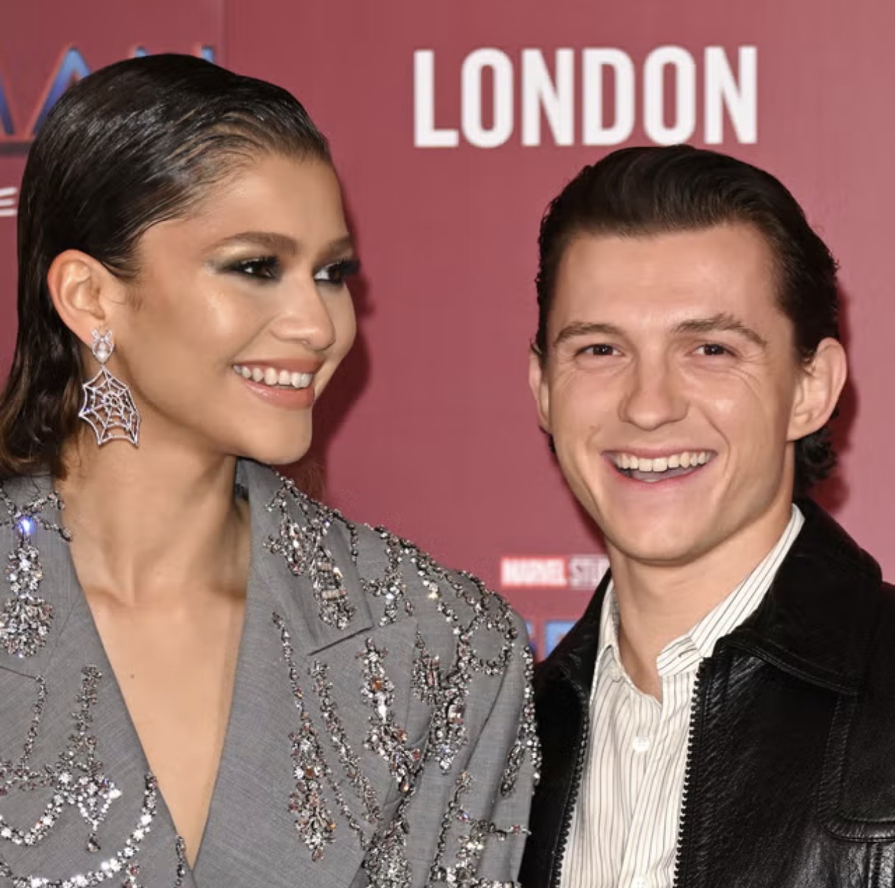 Zendaya dan Tom Holland Tampil Santai ke In-N-Out dengan Gaya Rambut Keriting yang Serasi