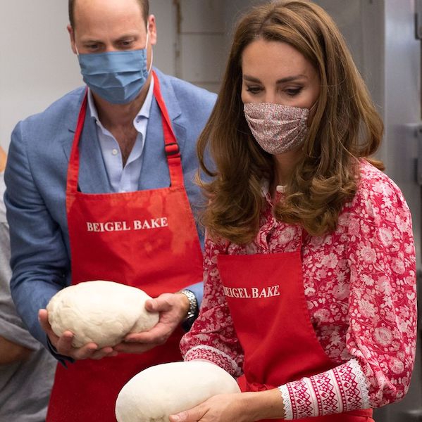 Kate Middleton Pakai Gaun Merah Floral Kunjungi Toko Roti