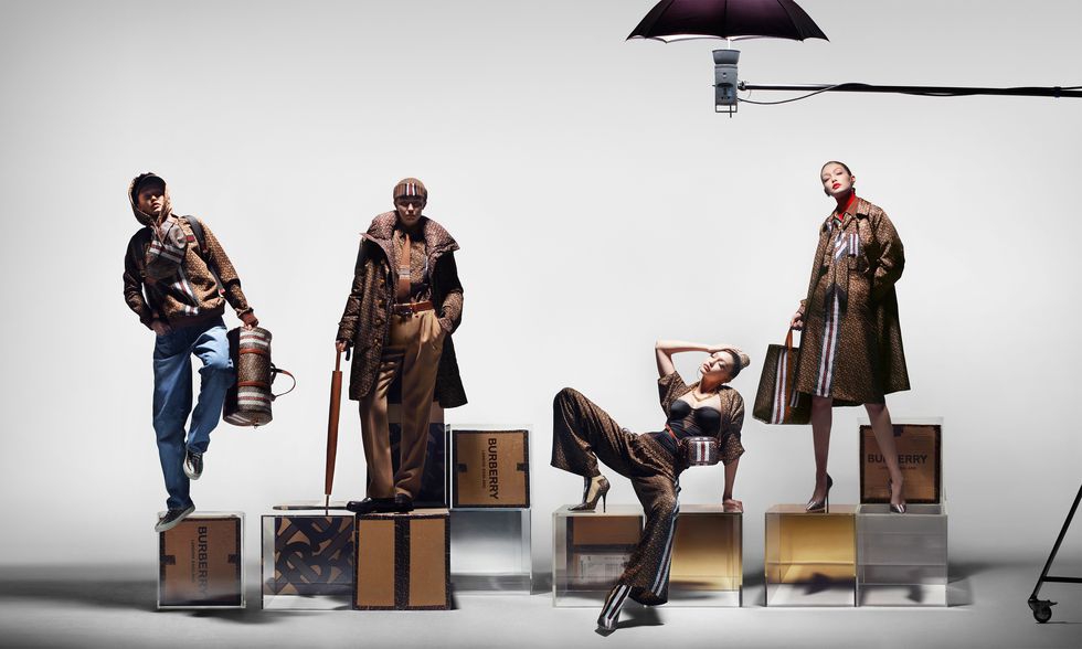 Gigi Hadid Tampil Beda dalam Kampanye Burberry Pertamanya