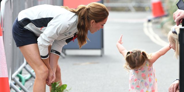 Aksi Menggemaskan Seorang Gadis Cilik Kepada Kate Middleton