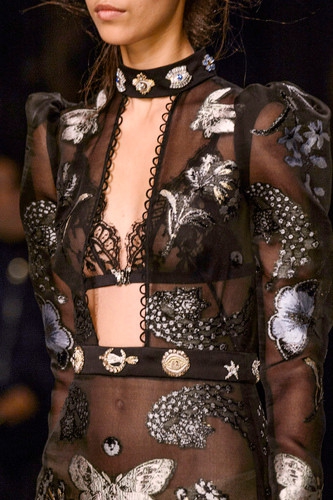Tips Tampil Stylish dengan Bra Berbahan Renda