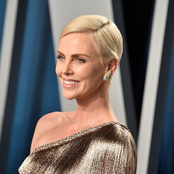 6 Hal yang Dilakukan Charlize Theron Agar Terlihat Awet Muda