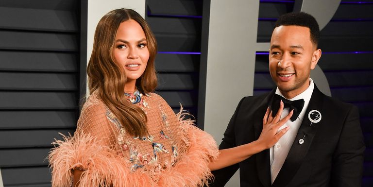 Chrissy Teigen Bercanda Akan Bocorkan Album Baru John Legend