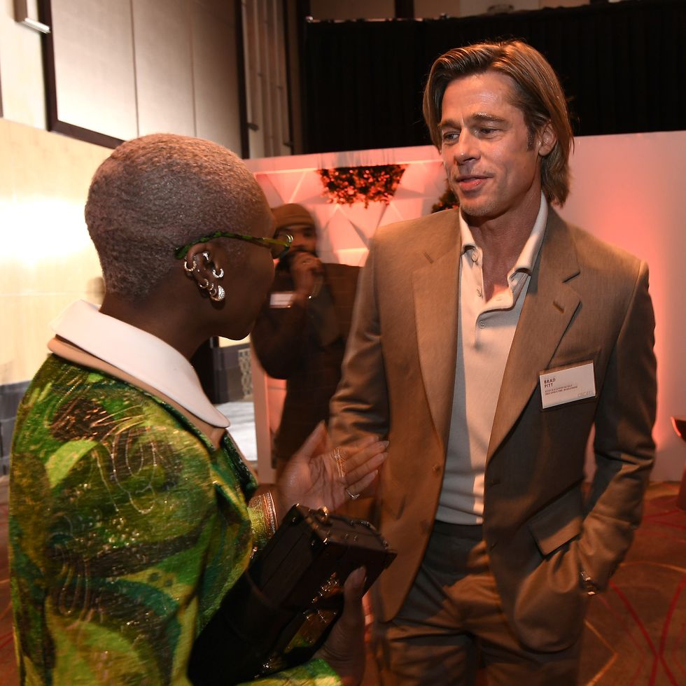Brad Pitt Mengenakan Tanda Pengenal di Makan Siang Oscar