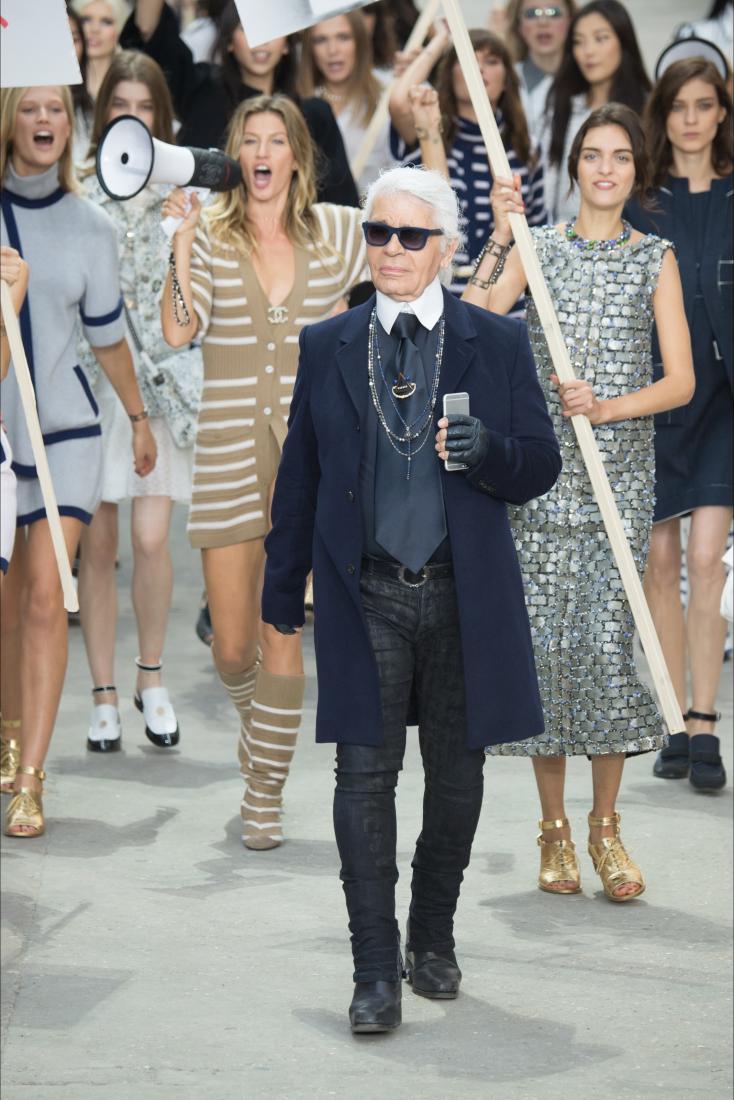 Demonstrasi di Fashion Show Chanel SS 2015