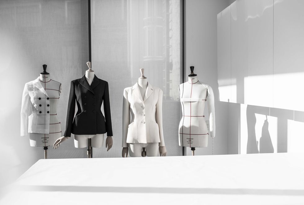 Simak Bagaimana Bar Jacket Dior Yang Ikonis Ini Dibuat