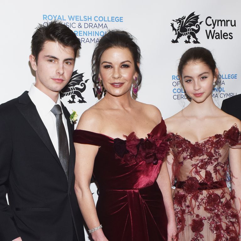 Catherine Zeta-Jones Memakai Gaun Kembar dengan Putrinya