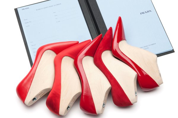Rancang Sendiri Sepatu Prada Anda