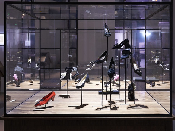 Pameran Roger Vivier di Paris