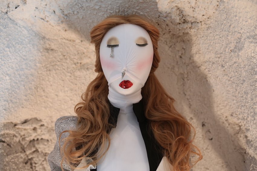 Inspirasi Busana Alice Through the Looking Glass