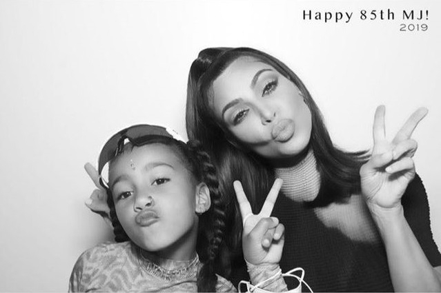 Lucunya Anak Kim Kardashian Mengenakan Tindikan Hidung Palsu
