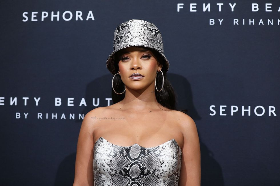 Rihanna Rilis Buku Autobiografi dengan 1000 Foto di Dalamnya