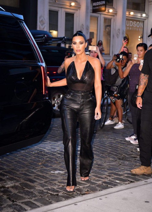 Kim Kardashian Mengenakan Atasan Halter Menerawang