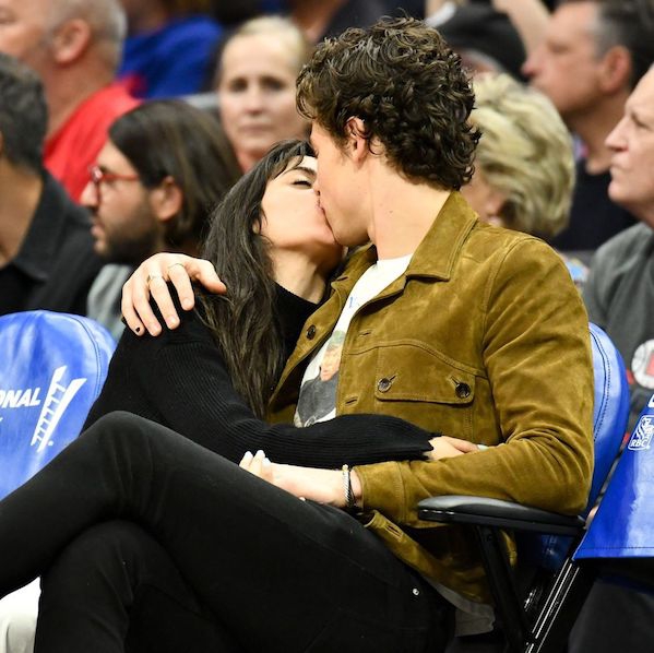 Momen PDA Shawn Mendes dan Camila Cabello Tertangkap Kamera!