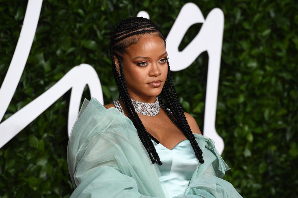 Rihanna Tampil Seksi Di British Fashion Awards Tahun Ini