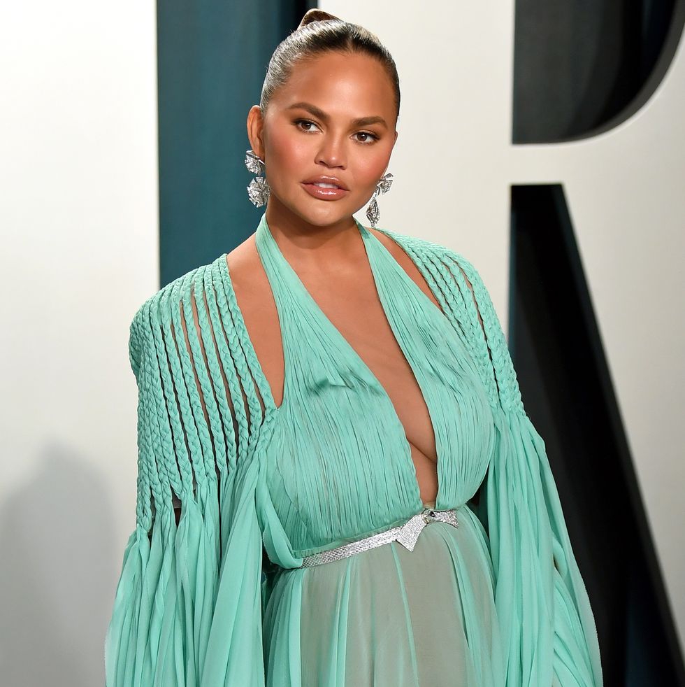 Chrissy Teigen Menerima Kue Perpisahan untuk Implan Payudara