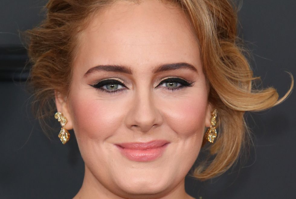 Trik Pintar di Balik Eyeliner Ikonis Milik Adele