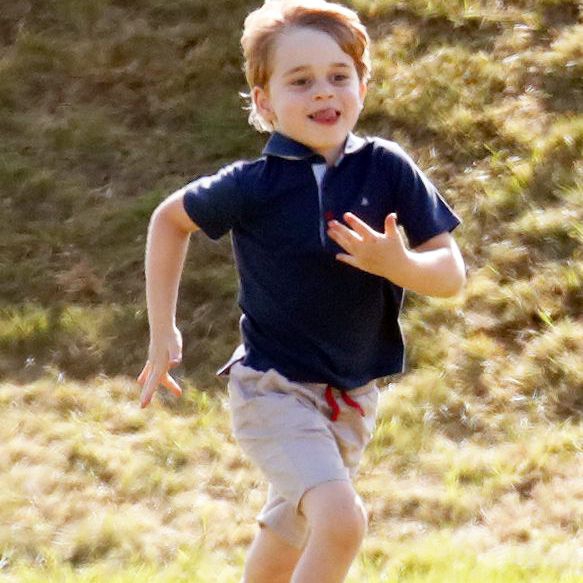 Pangeran George Terlihat Bantu Petugas Pengiriman di Norfolk