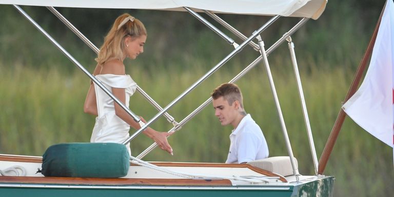 Inilah Aksesori Rambut Pernikahan Hailey Bieber