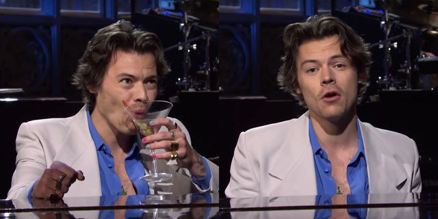 Harry Styles Pakai Tutu Warna Pink di Saturday Night Live