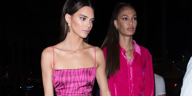 Kendall Jenner Tampil Cantik dengan Minidress Merah Muda