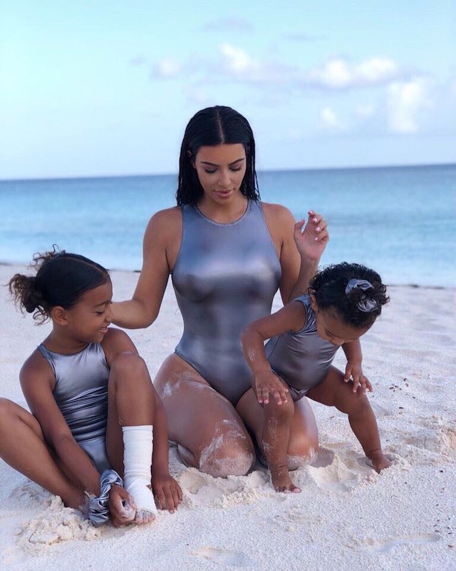Baju Renang Kembar Kim Kardashian dan Anak-Anaknya di Bahama
