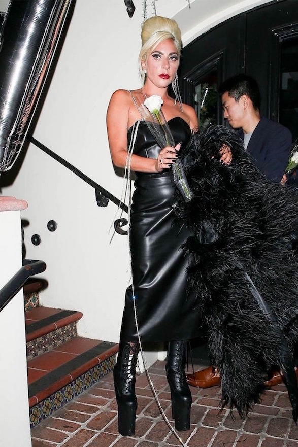 Lady Gaga Tampil di Pesta Peluncuran Haus dengan Gaun Kulit