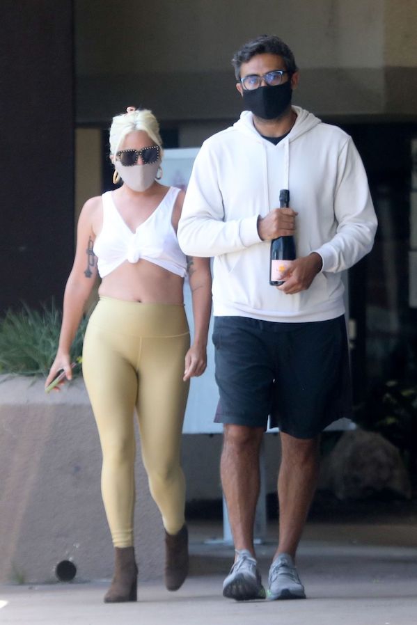 Lady Gaga Terlihat Membeli Wine Sambil Kenakan Legging Emas