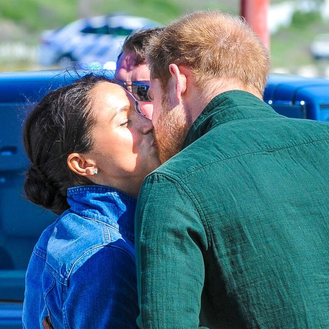 Meghan Markle dan Harry Berciuman Mesra di Sela Tur Kerajaan