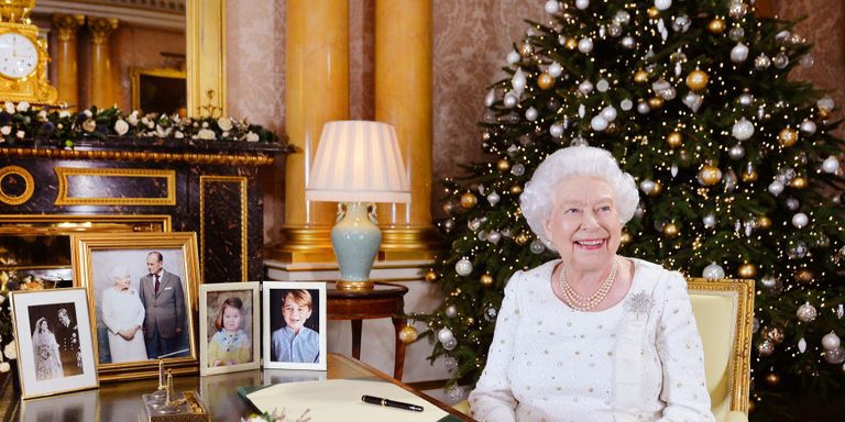 Ratu Elizabeth Ganti Baju Tujuh Kali di Hari Natal