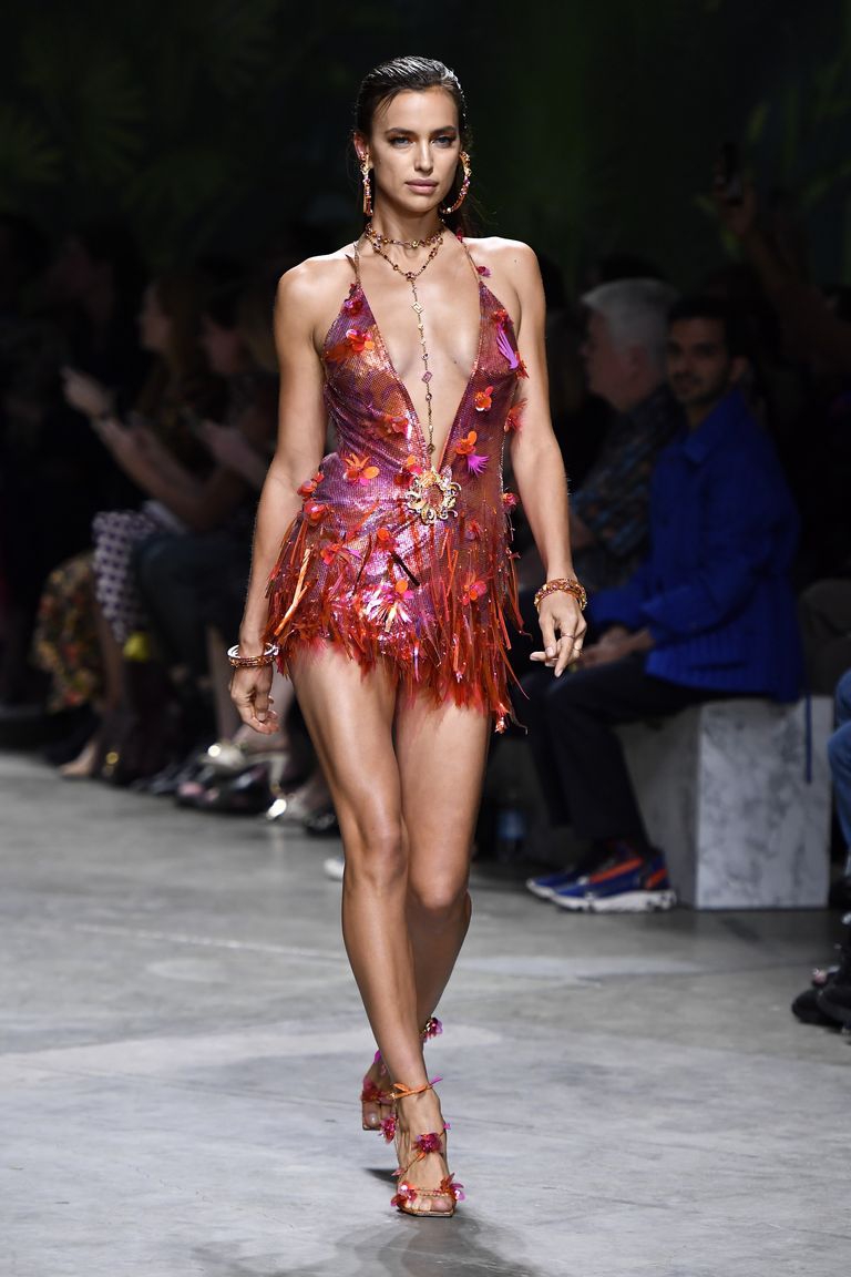  Irina  Shayk  Mengenakan Dress  Mini Lansiran Versace 