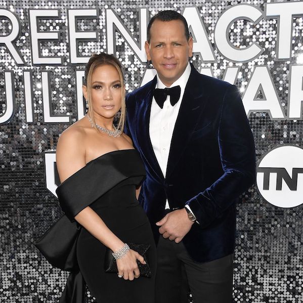 Jennifer Lopez Mengaku Sedih Harus Menunda Pernikahannya