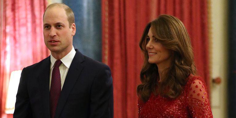 Kate Middleton Tampil Elegan dengan Gaun Merah Berkilauan
