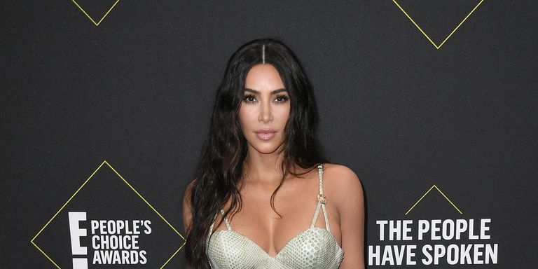 Kim Kardashian Kenakan Gaun Berbahan Kulit Ular yang Ketat